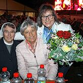 Fanclubchefin Klare Mahlenbrey mit ihrer Schwester Elisabeth und Ordensschwester Beate (von rechts).