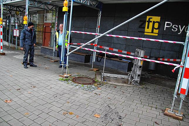 Bild 1: Einblick unter die Erde! Das verbirgt die Klappe vor dem psychiatrischen Behandlungszentrum