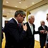 Dann eben ins Polizeipräsidium: Ministerpräsident Winfried Kretschmann (Mitte) unterhält sich anstelle eines Ausstellungsbesuchs mit dem ...