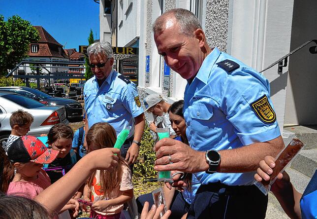 Die Polizei mal im etwas anderen Einsatz: Das Eis von Martin Bartsch und Daniel Kremer kommt ausgesprochen gut an bei den Kindern, heiß ...