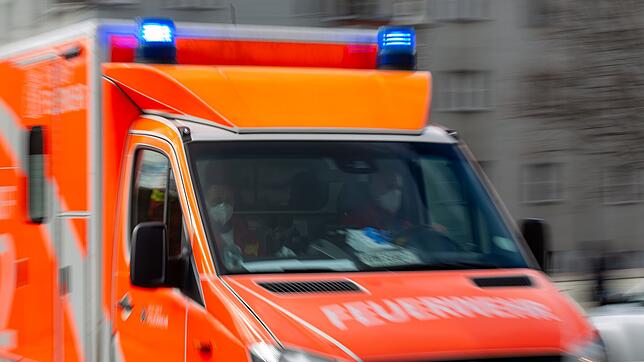 Wegen Ermüdungserscheinungen bringen Sanitäter einen der Väter in ein Krankenhaus. (Symbolbild)