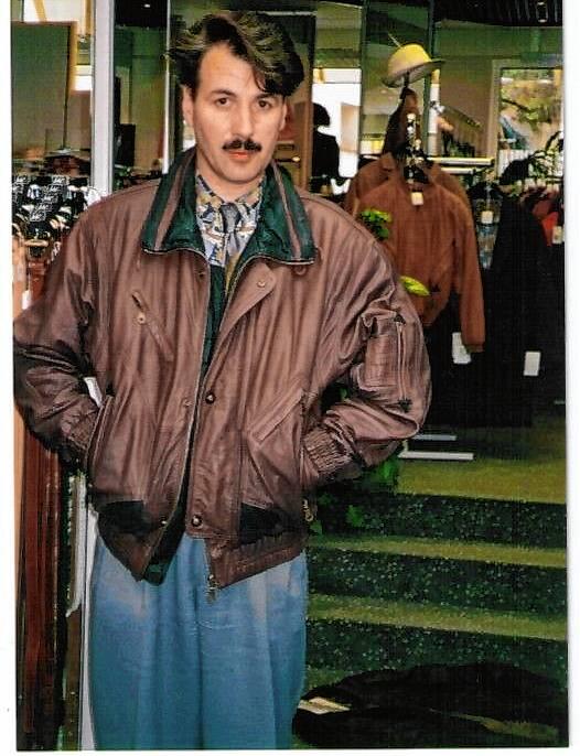 Geschäftsmann Harry Langer Ende der 80er mit Lederblouson.