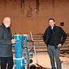 Pfarrer Heinz Vogel (links) und Pfarrer Thomas Huber (rechts) beim Besuch in der Kirchenbaustelle von St. Oswald.