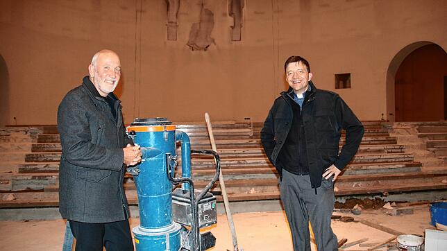 Pfarrer Heinz Vogel (links) und Pfarrer Thomas Huber (rechts) beim Besuch in der Kirchenbaustelle von St. Oswald.