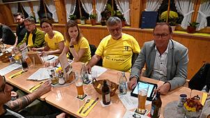 Ortsvorsteher Manfred Moosmann (rechts) hat sich die Sitzung der Sport- und Festhallenförderer nicht entgehen lassen. Links daneben ...