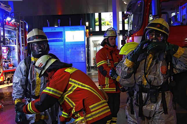 Unter Atemschutz: Die Feuerwehren aus Singen und Konstanz waren mit einem Großaufgebot am Singener Bahnhof im Einsatz.