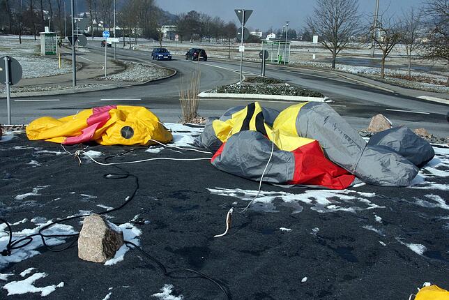 Was für eine Heldentat: Unbekannte haben den Figuren die Luft abgelassen.