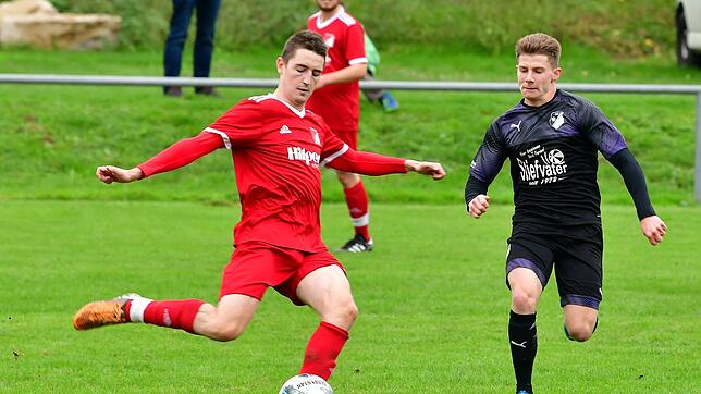 Traumtor: Michael Emmerich (links, gegen den Wittlinger Timo Glattacker) erzielte beim 2:2 des FC RW Weilheim ein Traumtor aus 17 Metern ...