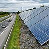 Hier gibt es sie schon: Eine Photovoltaikanlage an der Autobahn 94 im Landkreis Altötting.