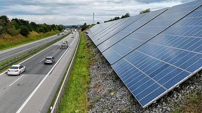 Hier gibt es sie schon: Eine Photovoltaikanlage an der Autobahn 94 im Landkreis Altötting.