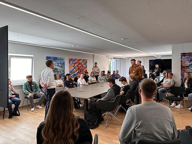 Vorstand Ingo Engel begrüßt die 34 neuen Auszubildenden in der Firmenzentrale in Donaueschingen.
