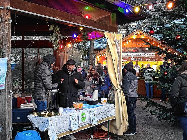 Bild 3: Gesang und Glühweinduft vor der Kirnachmühle: Der Unterkirnacher Weihnachtsmarkt lädt zum Verweilen