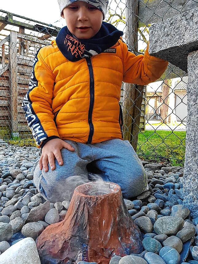 Feuriges Vergnügen: Aaron (6) freut sich über den fertigen Vulkan.