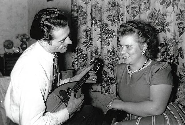 Ein glückliches Paar im Jahr 1951: Gretel und Josef Glovotz (von rechts).