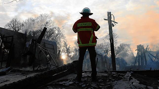 Von der Scheffelhalle stehen nur noch die Grundmauern, wenn überhaupt: Stefan Schüttler ist Abteilungskommandant der Singener Feuerwehr ...