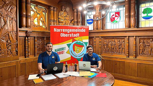 Matthias Klausmann (links) und Felix Kentischer arbeiten an den Inhalten für das Narrenblatt der Oberstadt im holzgeschnitzten Triberger ...