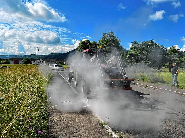 Kommt der Traktor um die Ecke, ist zunächst nur Dampf zu sehen.