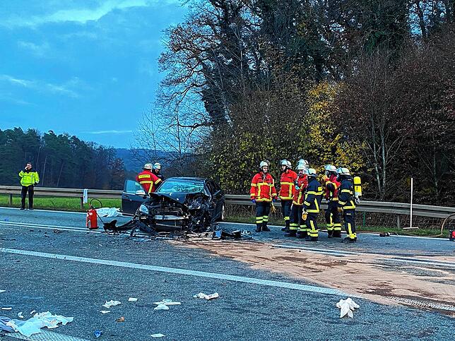 Für die Dauer des Einsatzes war die Auf- und Abfahrt bei Bietingen über mehrere Stunden gesperrt.