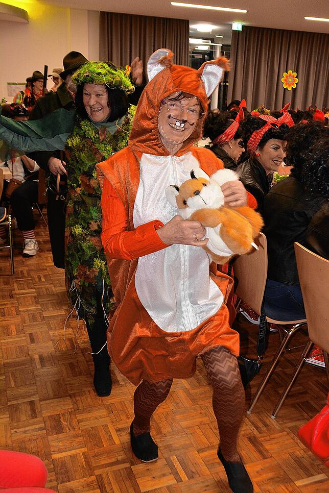 Bild 20: Rund 200 Frauen feiern im katholischen Pfarrsaal ausgelassen Fasnet