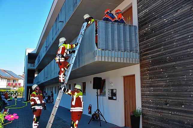 Unter Einsatz der Steckleiter konnten zwei Menschen vom Balkon im ersten Stock geborgen werden.
