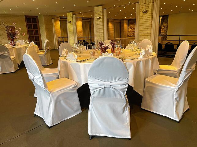 In der ehemaligen Scheune befindet sich heute ein Bankettsaal und Hoteltrakt. Hier können Hochzeiten oder Geburtstage gefeiert werden.