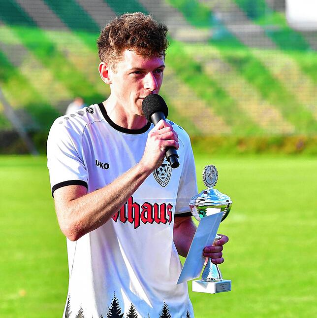 Launig: Marvin Gatti vom Turniersieger SV Grafenhausen bedankte sich für die Gastfreundschaft des SV Waldhaus und versprach, das ...