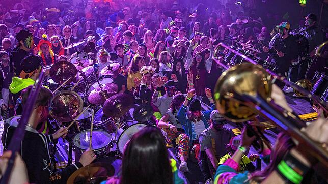 Die Schweiz feiert Fasnacht ohne Corona-Maßnehmen &ndash; und prompt steigen die Coronazahlen wieder. Foto: Urs Flueeler/KEYSTONE/dpa