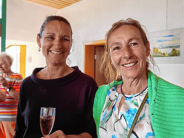 Susanne Winder von der Energiegruppe (rechts) mit Bürgermeisterin Jacqueline Alberti.