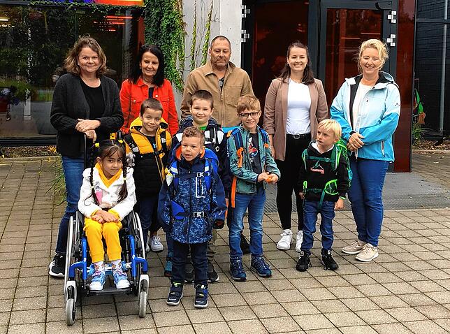 Klasse 1a: Die Kinder mit den Klassenlehrerinnen Birgit Marxer (Zweite von links) und Sabrina Wielath (Vierte von links) sowie Christine ...