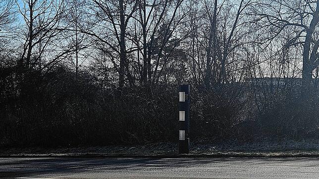Der stationäre Blitzer in der Pfohrener Straße gegenüber vom Rewe-Supermarkt gehört zu den fleißigsten im Jahr 2024.