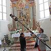 Restaurator Axel Heberle (links) und Ulrich Köberle bringen die Zunftstangen an ihrenm Platz in der Jodokkirche zurück. Die ...
