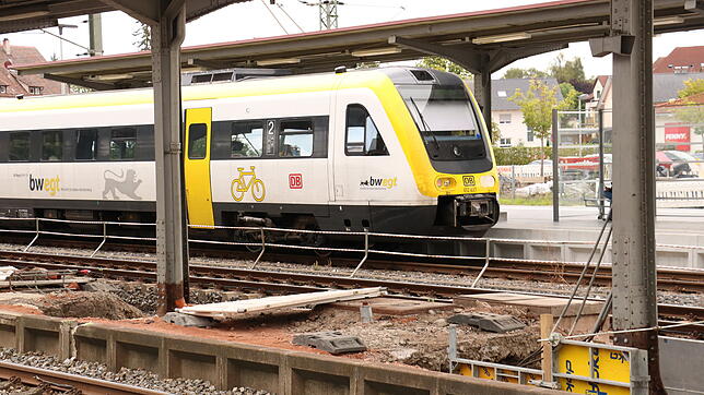Die Bahn saniert gegenwärtig an vielen Stellen. Am Bahnhof Donaueschingen werden die Bahnsteige barrrierefrei umgestaltet. Die Ringzüge ...