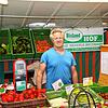 Klaus Wekerle, Biobauer aus Überlingen-Andelshofen, verkauft seine Produkte sowie Handelsware mittwochs und samstags auf dem Wochenmarkt ...