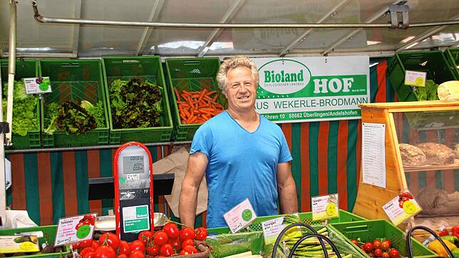 Klaus Wekerle, Biobauer aus Überlingen-Andelshofen, verkauft seine Produkte sowie Handelsware mittwochs und samstags auf dem Wochenmarkt ...