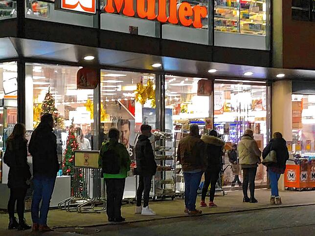 Am Montagnachmittag hieß es vor einer Drogerie in der Markdorfer Hauptstraße Schlange stehen.