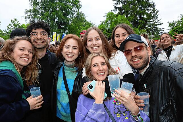 Bild 15: Los geht&lsquo;s &ndash; Fans und Mitarbeiter strömen auf das Festivalgelände