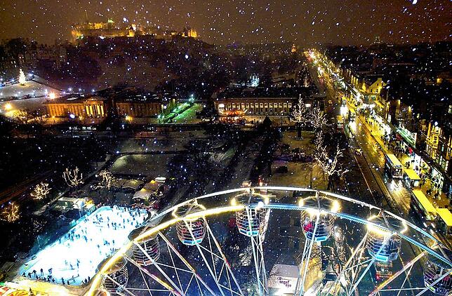 Schottlands größtes Riesenrad ragt über den Weihnachtsmarkt in Edinburgh empor.