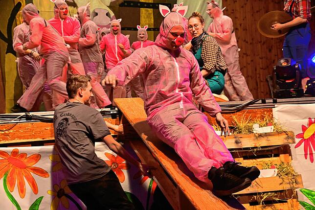 Bild 9: Tanzende Glücks-Schweine und ein echter Bulldog in der Halle: So lustig war der Erzknappenball