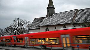 Die Regionalbahn 31 fährt an der Silvesterkapelle in Überlingen-Goldbach vorbei. Der Zug fährt zwischen Radolfzell und Friedrichshafen. ...