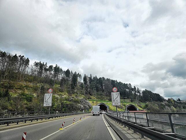 Eigentlich haben in den zwei Tunnelröhren vier Spuren Platz, jedoch werden nur zwei Spuren befahren. Der Verkehr gabelt sich von der ...