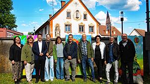 Bürgermeister Holger Mayer (Dritter von links) mit Künstlerinnen und Künstlern sowie Mitgliedern des Hilzinger Seniorenrats bei der ...