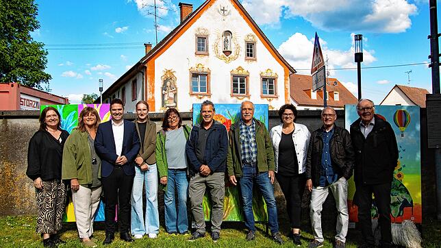Bürgermeister Holger Mayer (Dritter von links) mit Künstlerinnen und Künstlern sowie Mitgliedern des Hilzinger Seniorenrats bei der ...