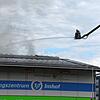 Mit der Drehleiter wird der Brand bei der Entsorgungsanlage bekämpft.