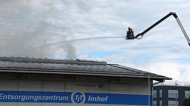Mit der Drehleiter wird der Brand bei der Entsorgungsanlage bekämpft.
