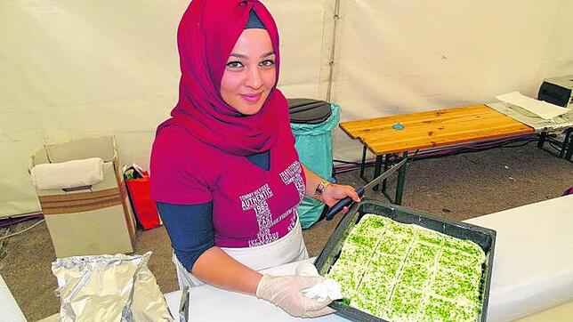 Spinatkuchen, der aber gar nicht nach Gemüse schmeckt, verkaufte Reghan Bag. Bild: Karlheinz Fahlbusch