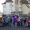 Die Kinder in der Gemeinde sollen aus der Narrenfibel lernen. Holger Reutemann übergibt diese an Franziska Nöthen von der ...