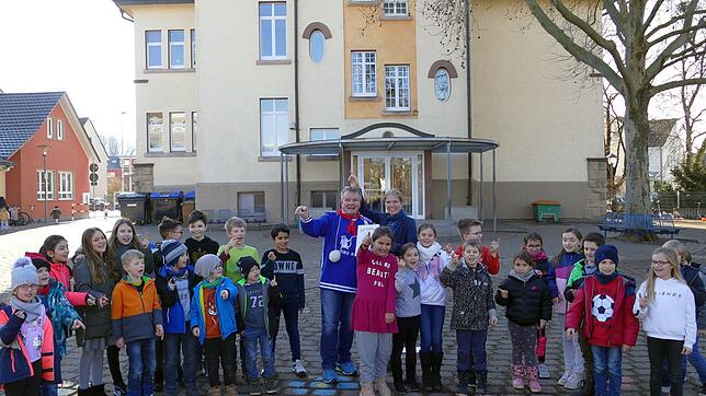Die Kinder in der Gemeinde sollen aus der Narrenfibel lernen. Holger Reutemann übergibt diese an Franziska Nöthen von der ...