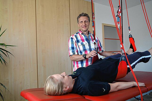 Christian Kunz, Physiotherapeut in Donaueschingen, bei der Arbeit. (Archiv)