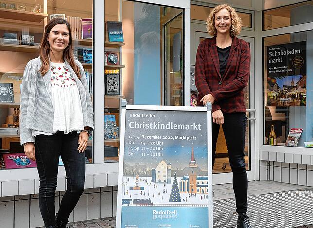 Freuen sich auf die beiden weihnachtlichen Veranstaltungen in Radolfzell: Lusia Hespeler und Sabine Hellner von der Tourismus- und ...