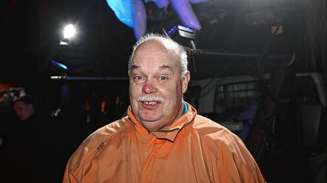 Bild 6: Konstanzer Fasnacht: Im Uniwald tanzen Narren und Mäschgerle am Feuer
